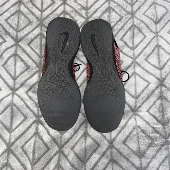 Red and black Nikes shoes - Picture 2 of 3